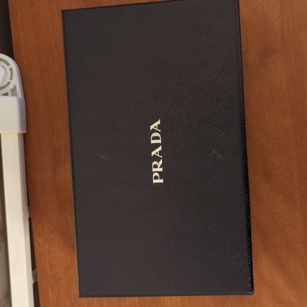 PRADA blue leather crossbody bag with gold chain. - Picture 8 of 8
